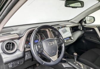 Подержанный автомобиль Toyota RAV4 2015 года (16 фото)
