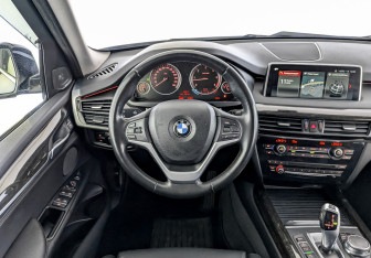 Подержанный автомобиль BMW X5 2017 года (22 фото)