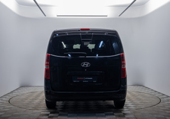 Подержанный автомобиль Hyundai H-1 2015 года (5 фото)