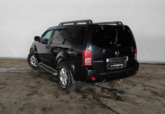 Подержанный автомобиль Nissan Pathfinder 2011 года (4 фото)