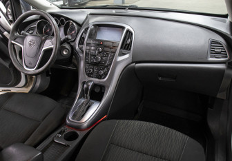 Подержанный автомобиль Opel Astra Sedan 2012 года (11 фото)