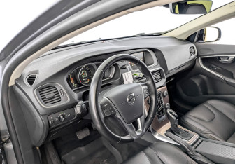 Подержанный автомобиль Volvo V40 Hatchback 2019 года (16 фото)