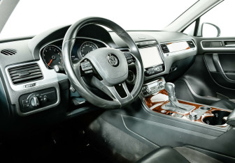 Подержанный автомобиль Volkswagen Touareg 2013 года (8 фото)