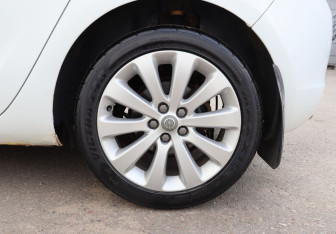 Подержанный автомобиль Opel Astra Hatchback 2011 года (9 фото)