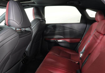 Подержанный автомобиль Lexus RX 2022 года (12 фото)