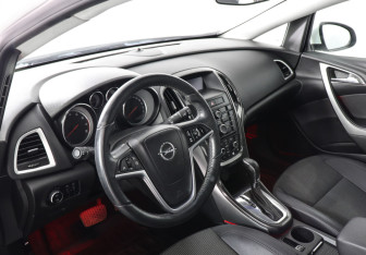 Подержанный автомобиль Opel Astra Hatchback 2012 года (9 фото)