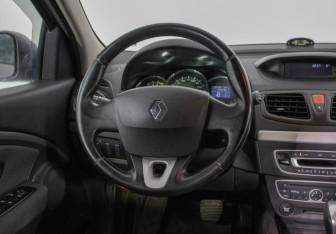 Подержанный автомобиль Renault Fluence 2011 года (15 фото)