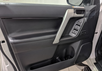 Подержанный автомобиль Toyota Land Cruiser Prado 2020 года (19 фото)