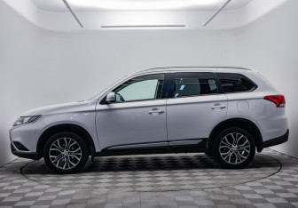 Подержанный автомобиль Mitsubishi Outlander 2019 года (8 фото)