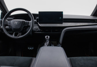 Подержанный автомобиль Toyota Camry Sedan 2025 года (13 фото)