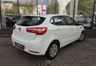 Подержанный автомобиль Kia Rio Hatchback 2014 года (8 фото)