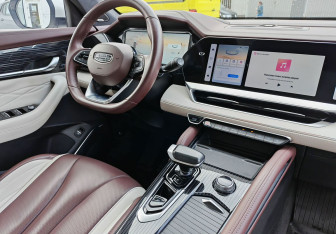 Подержанный автомобиль Geely Monjaro 2023 года (10 фото)