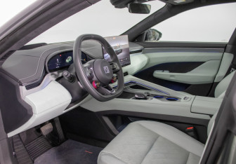 Подержанный автомобиль Zeekr 001 2024 года (10 фото)