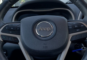Подержанный автомобиль Jeep Cherokee 2014 года (15 фото)