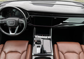 Подержанный автомобиль Audi Q7 2021 года (12 фото)