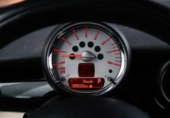 Подержанный автомобиль MINI Hatch 2013 года (16 фото)