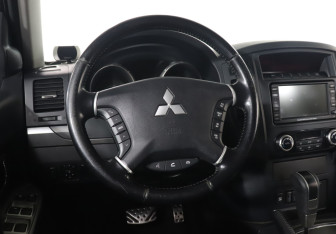 Подержанный автомобиль Mitsubishi Pajero 2012 года (18 фото)