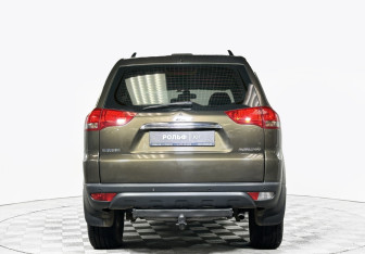 Подержанный автомобиль Mitsubishi Pajero Sport 2013 года (6 фото)