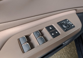 Подержанный автомобиль Lexus ES 2025 года (29 фото)