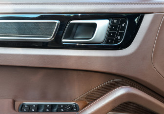 Подержанный автомобиль Porsche Cayenne 2018 года (24 фото)