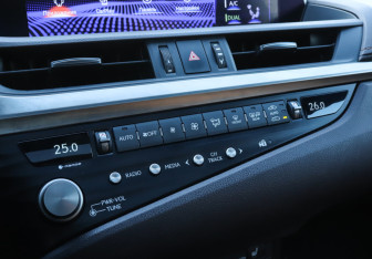 Подержанный автомобиль Lexus ES 2021 года (19 фото)