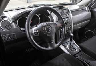 Подержанный автомобиль Suzuki Grand Vitara 2006 года (16 фото)