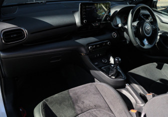 Подержанный автомобиль Toyota Yaris Hatchback 2022 года (11 фото)