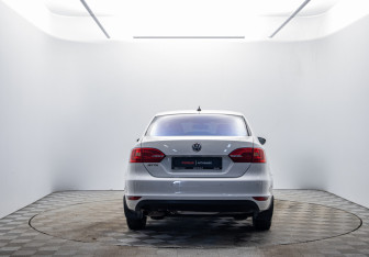 Подержанный автомобиль Volkswagen Jetta Sedan 2012 года (6 фото)