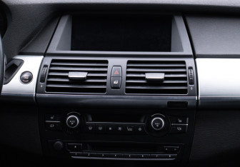 Подержанный автомобиль BMW X5 2011 года (14 фото)