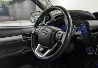 Подержанный автомобиль Toyota Hilux 2015 года (22 фото)