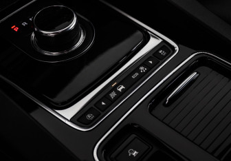 Подержанный автомобиль Jaguar F-Pace 2018 года (17 фото)