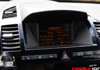 Подержанный автомобиль Opel Zafira Compactvan 2011 года (15 фото)