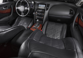 Подержанный автомобиль Infiniti QX70 2015 года (15 фото)