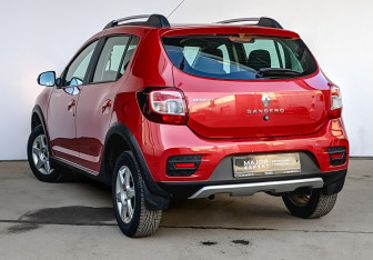 Подержанный автомобиль Renault Sandero 2016 года (7 фото)