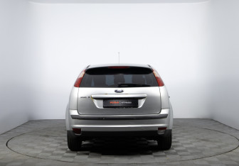 Подержанный автомобиль Ford Focus Hatchback 2007 года (6 фото)