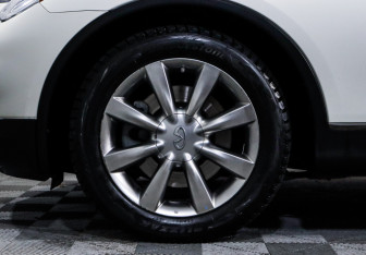 Подержанный автомобиль Infiniti EX 2008 года (15 фото)