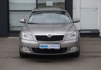 Подержанный автомобиль Skoda Octavia Wagon 2009 года (2 фото)