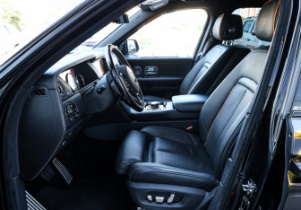 Подержанный автомобиль Rolls-Royce Cullinan 2019 года (18 фото)