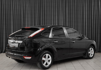 Подержанный автомобиль Ford Focus Hatchback 2009 года (4 фото)
