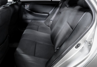 Подержанный автомобиль Toyota Corolla Sedan 2004 года (10 фото)