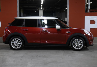 Подержанный автомобиль MINI Hatch 2016 года (4 фото)