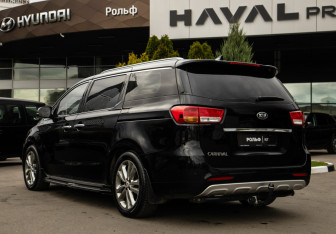 Подержанный автомобиль Kia Carnival 2017 года (5 фото)