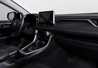 Подержанный автомобиль Toyota RAV4 2021 года (10 фото)