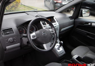 Подержанный автомобиль Opel Zafira Compactvan 2013 года (10 фото)