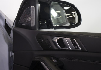 Подержанный автомобиль BMW X7 2024 года (22 фото)