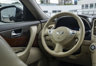 Подержанный автомобиль Infiniti QX70 2014 года (11 фото)
