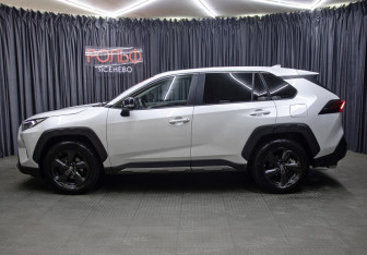 Подержанный автомобиль Toyota RAV4 2022 года (8 фото)