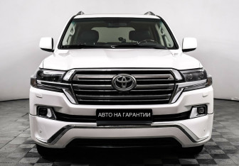Подержанный автомобиль Toyota Land Cruiser Suv 2011 года (2 фото)