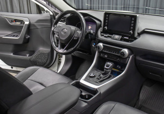 Подержанный автомобиль Toyota RAV4 2022 года (10 фото)