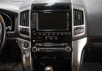 Подержанный автомобиль Toyota Land Cruiser Suv 2014 года (15 фото)